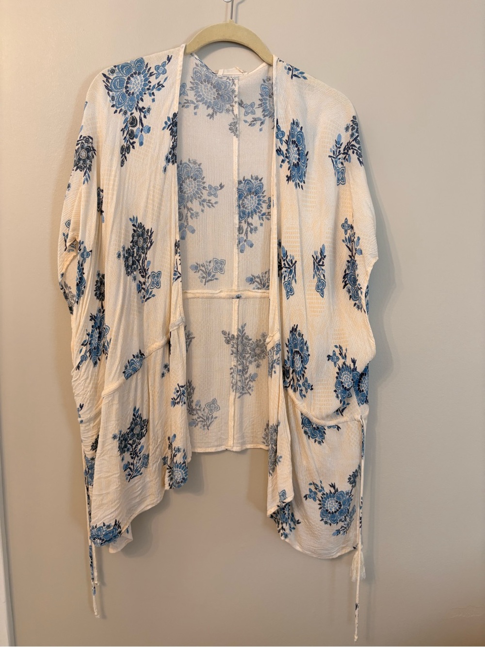 Altar’d State Cream Open-Front Kimono with Blue wFloral Print Womens Small